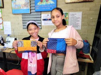 Mädchen zeigen ihre Arbeit