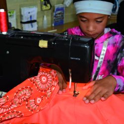 Mädchen näht Wonderbag